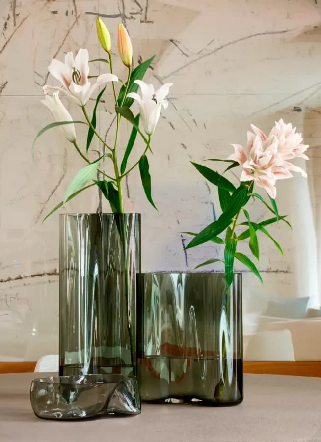Elegant glass vases with lilies on a modern table · LUV Lifestyle Decoration & Styling